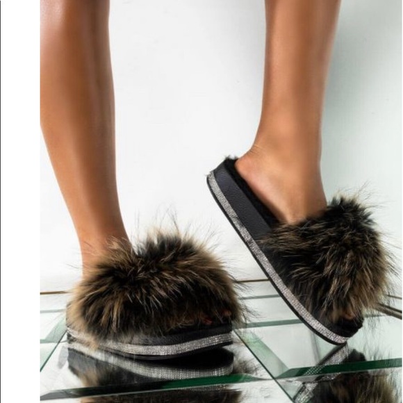 LOOKING RICH IN THESE FUR SLIDES - Picture 1 of 4